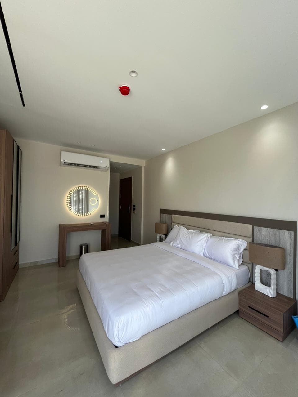Royal Jacuzzi Suite - Pyramids & Sphinx View